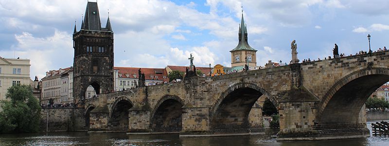 Karlsbron med statyer sett frn en bttur p floden i Prag.